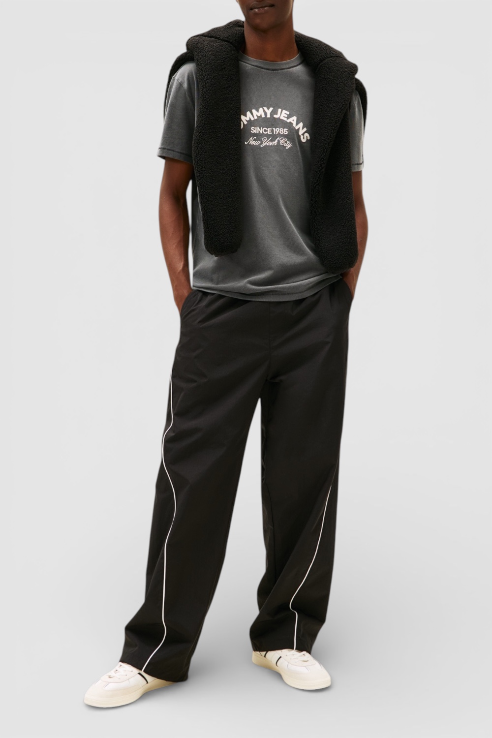 תמונת כל הלוק של חולצת טי